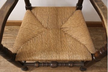 中古　松本民芸家具　♯21型　ラッシ座面がお洒落なスピンドルアームチェア(椅子、イス、ダイニングチェア)(定価約22万円)(R-053444)