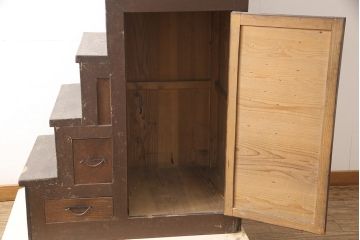 和製アンティーク　ヒノキ材・スギ材・引き出し前板ケヤキ材　趣ある佇まいとサイズ感が魅力的な階段タンス(和たんす、時代箪笥、収納箪笥、引き出し)(R-053453)