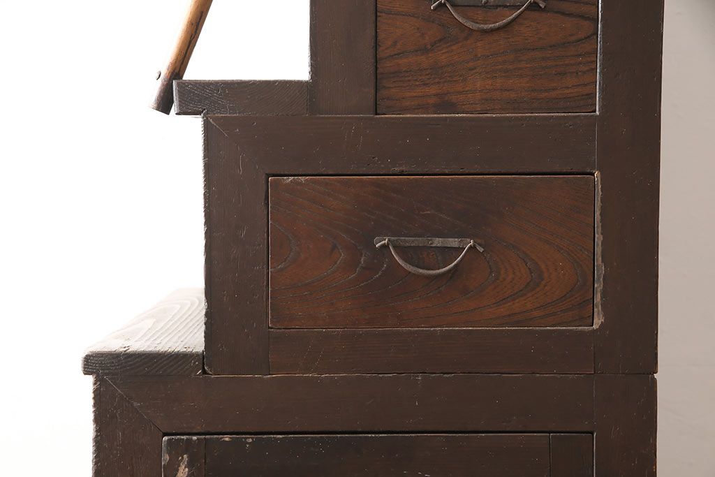 和製アンティーク　ヒノキ材・スギ材・引き出し前板ケヤキ材　趣ある佇まいとサイズ感が魅力的な階段タンス(和たんす、時代箪笥、収納箪笥、引き出し)(R-053453)