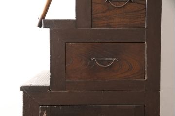 和製アンティーク　ヒノキ材・スギ材・引き出し前板ケヤキ材　趣ある佇まいとサイズ感が魅力的な階段タンス(和たんす、時代箪笥、収納箪笥、引き出し)(R-053453)