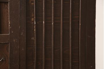 和製アンティーク　ヒノキ材・スギ材・引き出し前板ケヤキ材　趣ある佇まいとサイズ感が魅力的な階段タンス(和たんす、時代箪笥、収納箪笥、引き出し)(R-053453)