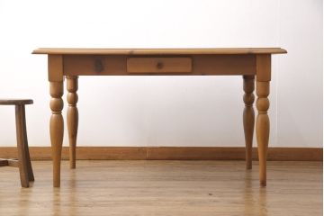 中古　美品　KOSUGA(コスガ)　PROVENCE(プロヴァンス)シリーズ　パイン材　温かみある風合いが魅力的なダイニングテーブル(作業台、食卓)(R-053465)
