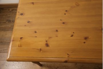 中古　美品　KOSUGA(コスガ)　PROVENCE(プロヴァンス)シリーズ　パイン材　温かみある風合いが魅力的なダイニングテーブル(作業台、食卓)(R-053465)