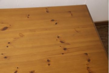 中古　美品　KOSUGA(コスガ)　PROVENCE(プロヴァンス)シリーズ　パイン材　温かみある風合いが魅力的なダイニングテーブル(作業台、食卓)(R-053465)