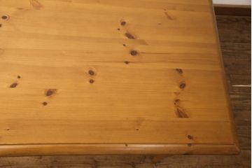 中古　美品　KOSUGA(コスガ)　PROVENCE(プロヴァンス)シリーズ　パイン材　温かみある風合いが魅力的なダイニングテーブル(作業台、食卓)(R-053465)