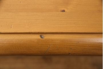 中古　美品　KOSUGA(コスガ)　PROVENCE(プロヴァンス)シリーズ　パイン材　温かみある風合いが魅力的なダイニングテーブル(作業台、食卓)(R-053465)