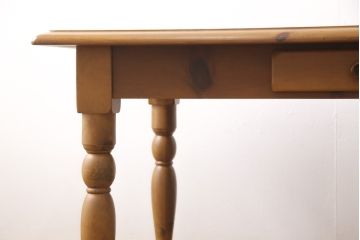 中古　美品　KOSUGA(コスガ)　PROVENCE(プロヴァンス)シリーズ　パイン材　温かみある風合いが魅力的なダイニングテーブル(作業台、食卓)(R-053465)