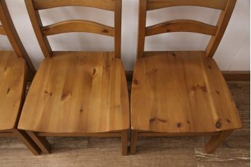 中古　美品　KOSUGA(コスガ)　PROVENCE(プロヴァンス)シリーズ　パイン材　温かみのある風合いが魅力的なダイニングチェア4脚セット(板座チェア)(R-053466)