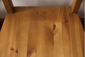 中古　美品　KOSUGA(コスガ)　PROVENCE(プロヴァンス)シリーズ　パイン材　温かみのある風合いが魅力的なダイニングチェア4脚セット(板座チェア)(R-053466)