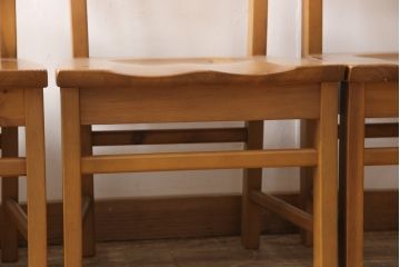 中古　美品　KOSUGA(コスガ)　PROVENCE(プロヴァンス)シリーズ　パイン材　温かみのある風合いが魅力的なダイニングチェア4脚セット(板座チェア)(R-053466)