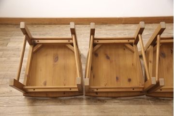 中古　美品　KOSUGA(コスガ)　PROVENCE(プロヴァンス)シリーズ　パイン材　温かみのある風合いが魅力的なダイニングチェア4脚セット(板座チェア)(R-053466)