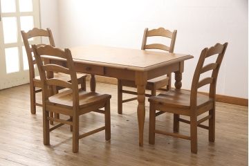 中古　美品　KOSUGA(コスガ)　PROVENCE(プロヴァンス)シリーズ　パイン材　温かみのある風合いが魅力的なダイニングチェア4脚セット(板座チェア)(R-053466)