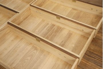 中古　国産　引き手金具の意匠が品の良さを漂わせる総桐箪笥(桐たんす、小袖たんす、和タンス)(並厚)(R-053468)