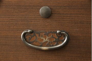中古　国産　引き手金具の意匠が品の良さを漂わせる総桐箪笥(桐たんす、小袖たんす、和タンス)(並厚)(R-053468)