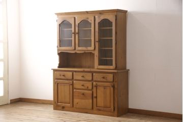 中古　美品　コスガ(KOSUGA FURNITURE)  プロヴァンスシリーズ　パイン材が温かい雰囲気を醸し出すカップボード(食器棚、収納棚、キャビネット)(R-053475)