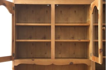 中古　美品　コスガ(KOSUGA FURNITURE)  プロヴァンスシリーズ　パイン材が温かい雰囲気を醸し出すカップボード(食器棚、収納棚、キャビネット)(R-053475)