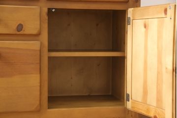 中古　美品　コスガ(KOSUGA FURNITURE)  プロヴァンスシリーズ　パイン材が温かい雰囲気を醸し出すカップボード(食器棚、収納棚、キャビネット)(R-053475)