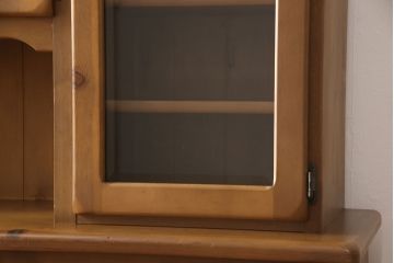 中古　美品　コスガ(KOSUGA FURNITURE)  プロヴァンスシリーズ　パイン材が温かい雰囲気を醸し出すカップボード(食器棚、収納棚、キャビネット)(R-053475)