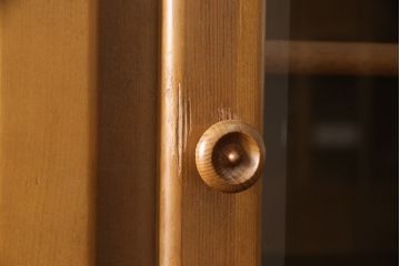 中古　美品　コスガ(KOSUGA FURNITURE)  プロヴァンスシリーズ　パイン材が温かい雰囲気を醸し出すカップボード(食器棚、収納棚、キャビネット)(R-053475)