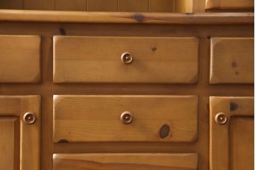 中古　美品　コスガ(KOSUGA FURNITURE)  プロヴァンスシリーズ　パイン材が温かい雰囲気を醸し出すカップボード(食器棚、収納棚、キャビネット)(R-053475)