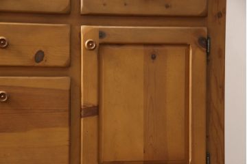 中古　美品　コスガ(KOSUGA FURNITURE)  プロヴァンスシリーズ　パイン材が温かい雰囲気を醸し出すカップボード(食器棚、収納棚、キャビネット)(R-053475)