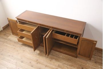 中古　DREXEL HERITAGE(ドレクセルヘリテイジ)　Triune(トライユン)　優雅な佇まいが魅力のクリデンザキャビネット(クレデンザ、サイドボード、リビングボード)(定価約66万円)(R-053476)