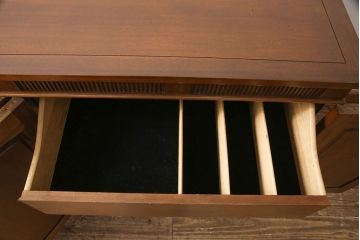 中古　DREXEL HERITAGE(ドレクセルヘリテイジ)　Triune(トライユン)　優雅な佇まいが魅力のクリデンザキャビネット(クレデンザ、サイドボード、リビングボード)(定価約66万円)(R-053476)