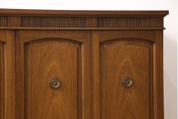中古　DREXEL HERITAGE(ドレクセルヘリテイジ)　Triune(トライユン)　優雅な佇まいが魅力のクリデンザキャビネット(クレデンザ、サイドボード、リビングボード)(定価約66万円)(R-053476)
