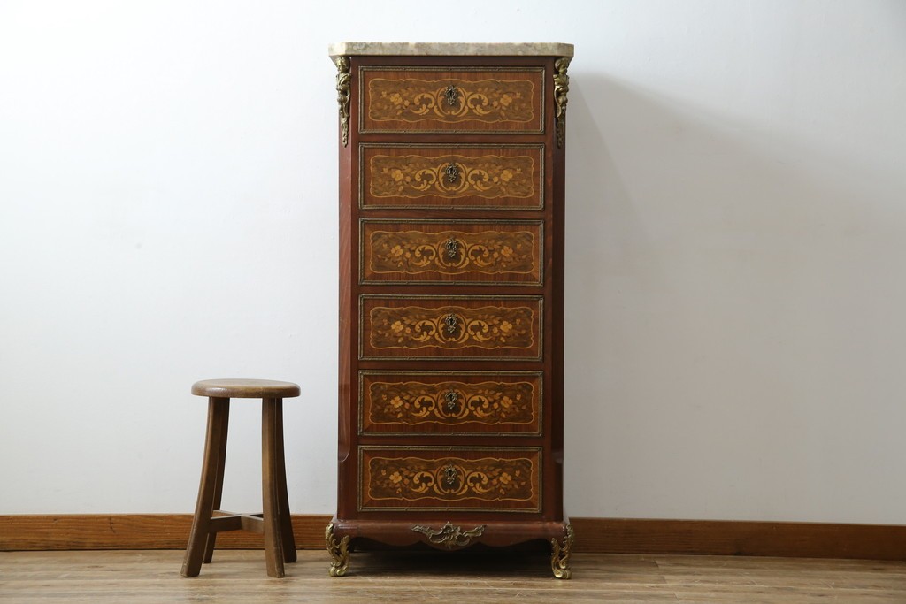 ヨーロッパヴィンテージ　高級品　マリネール　装飾が美しいスペイン製の縦型チェスト　定価約70万円相当　(R-053486)