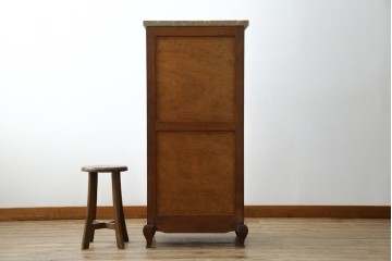 ヨーロッパヴィンテージ　高級品　マリネール　装飾が美しいスペイン製の縦型チェスト　定価約70万円相当　(R-053486)