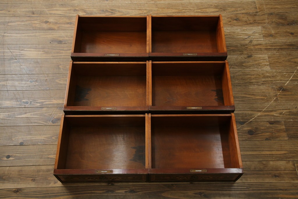 ヨーロッパヴィンテージ　高級品　マリネール　装飾が美しいスペイン製の縦型チェスト　定価約70万円相当　(R-053486)