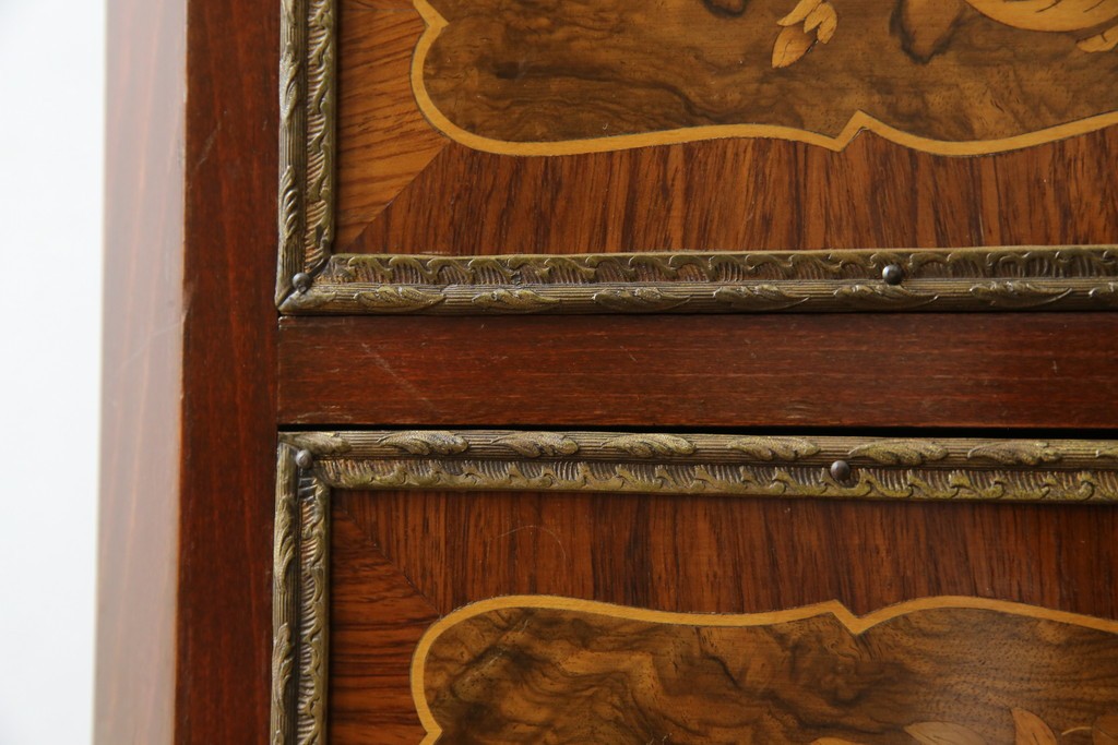 ヨーロッパヴィンテージ　高級品　マリネール　装飾が美しいスペイン製の縦型チェスト　定価約70万円相当　(R-053486)