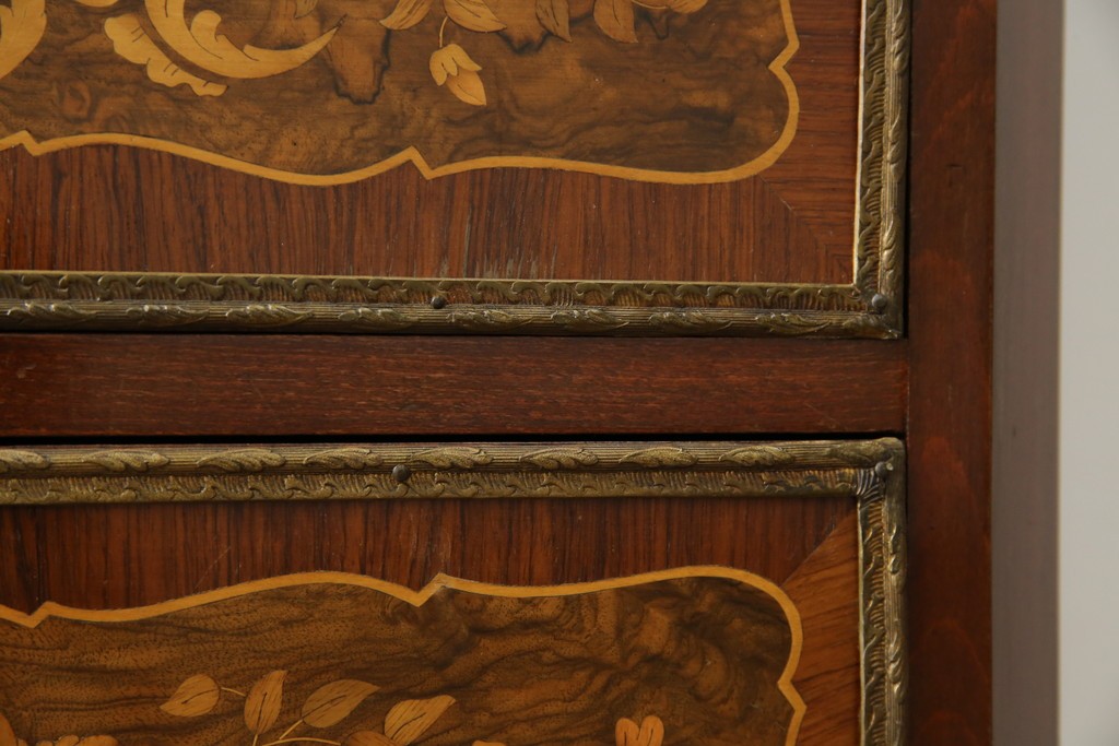 ヨーロッパヴィンテージ　高級品　マリネール　装飾が美しいスペイン製の縦型チェスト　定価約70万円相当　(R-053486)