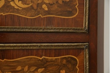 ヨーロッパヴィンテージ　高級品　マリネール　装飾が美しいスペイン製の縦型チェスト　定価約70万円相当　(R-053486)