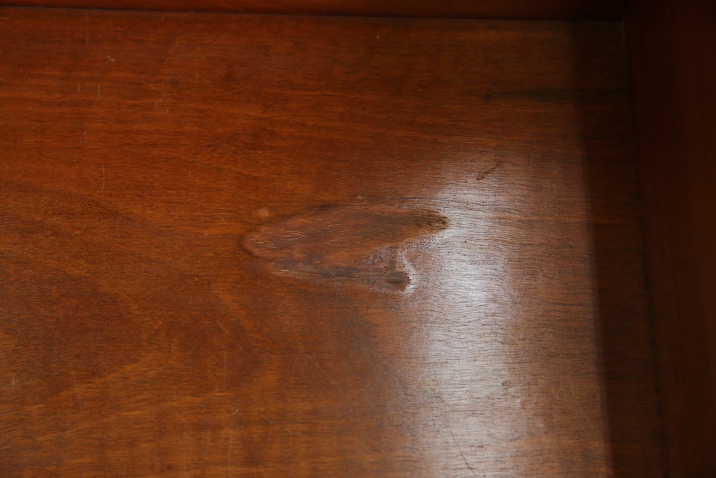 ヨーロッパヴィンテージ　高級品　マリネール　装飾が美しいスペイン製の縦型チェスト　定価約70万円相当　(R-053486)