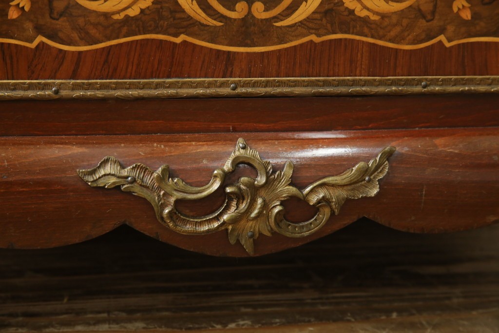 ヨーロッパヴィンテージ　高級品　マリネール　装飾が美しいスペイン製の縦型チェスト　定価約70万円相当　(R-053486)