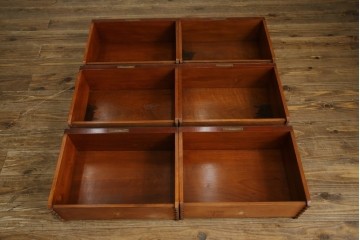 ヨーロッパヴィンテージ　高級品　マリネール　装飾が美しいスペイン製の縦型チェスト　定価約70万円相当　(R-053486)