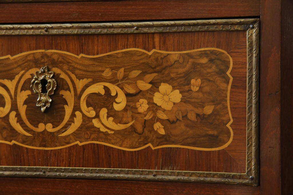 ヨーロッパヴィンテージ　高級品　マリネール　装飾が美しいスペイン製の縦型チェスト　定価約70万円相当　(R-053486)