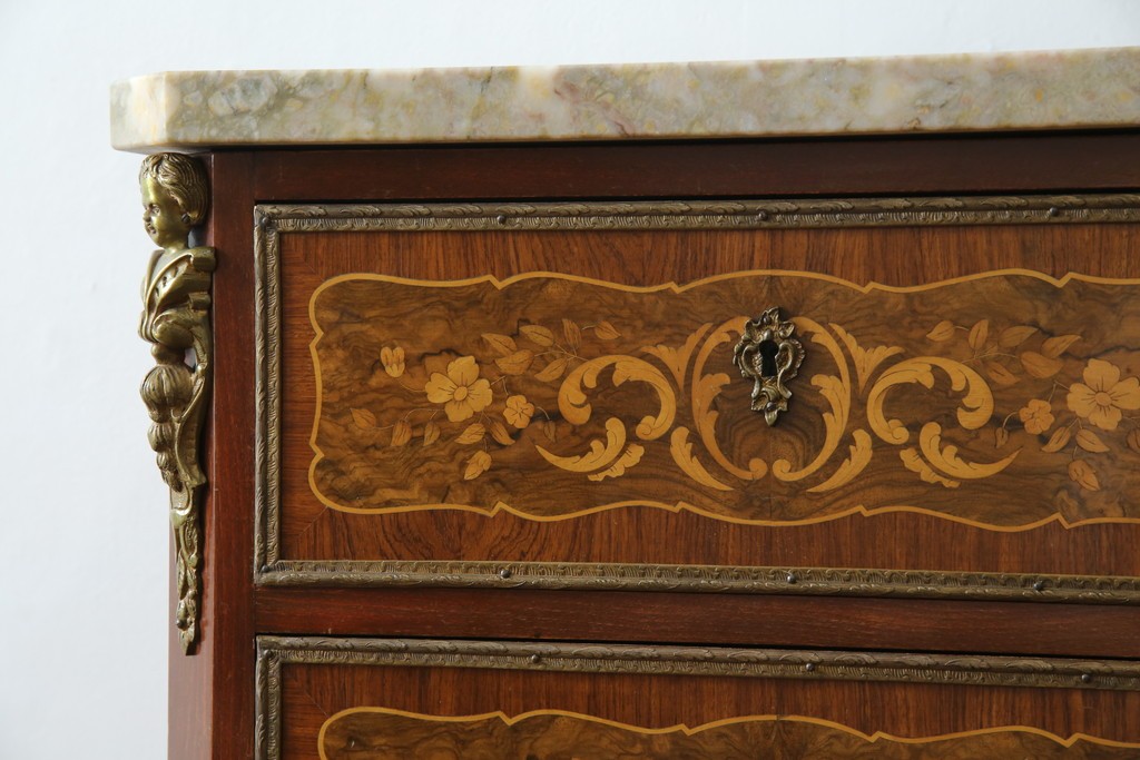 ヨーロッパヴィンテージ　高級品　マリネール　装飾が美しいスペイン製の縦型チェスト　定価約70万円相当　(R-053486)