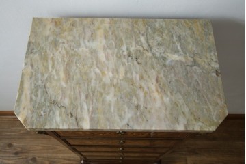 ヨーロッパヴィンテージ　高級品　マリネール　装飾が美しいスペイン製の縦型チェスト　定価約70万円相当　(R-053486)