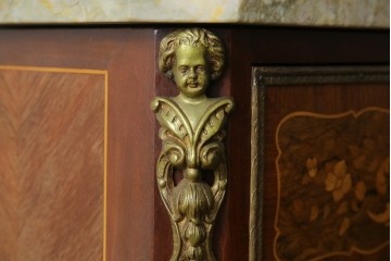 ヨーロッパヴィンテージ　高級品　マリネール　装飾が美しいスペイン製の縦型チェスト　定価約70万円相当　(R-053486)