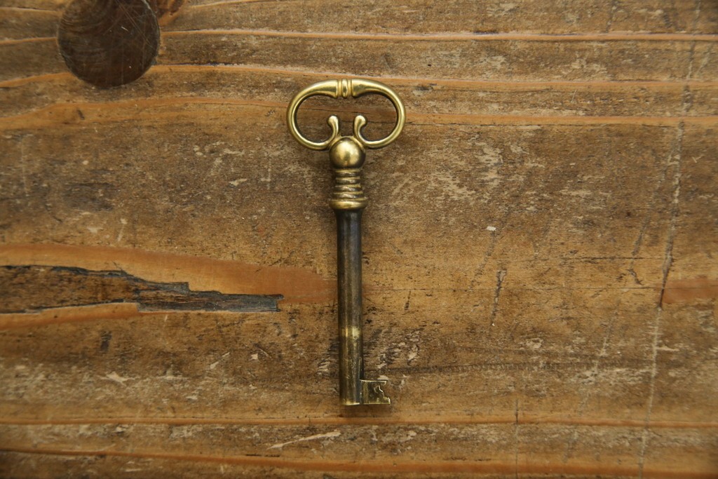 ヨーロッパヴィンテージ　高級品　マリネール　装飾が美しいスペイン製の縦型チェスト　定価約70万円相当　(R-053486)