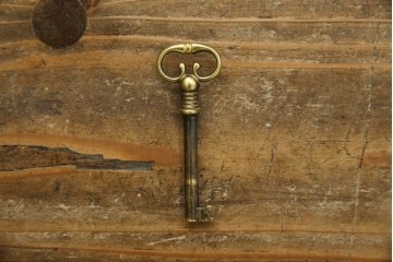 ヨーロッパヴィンテージ　高級品　マリネール　装飾が美しいスペイン製の縦型チェスト　定価約70万円相当　(R-053486)