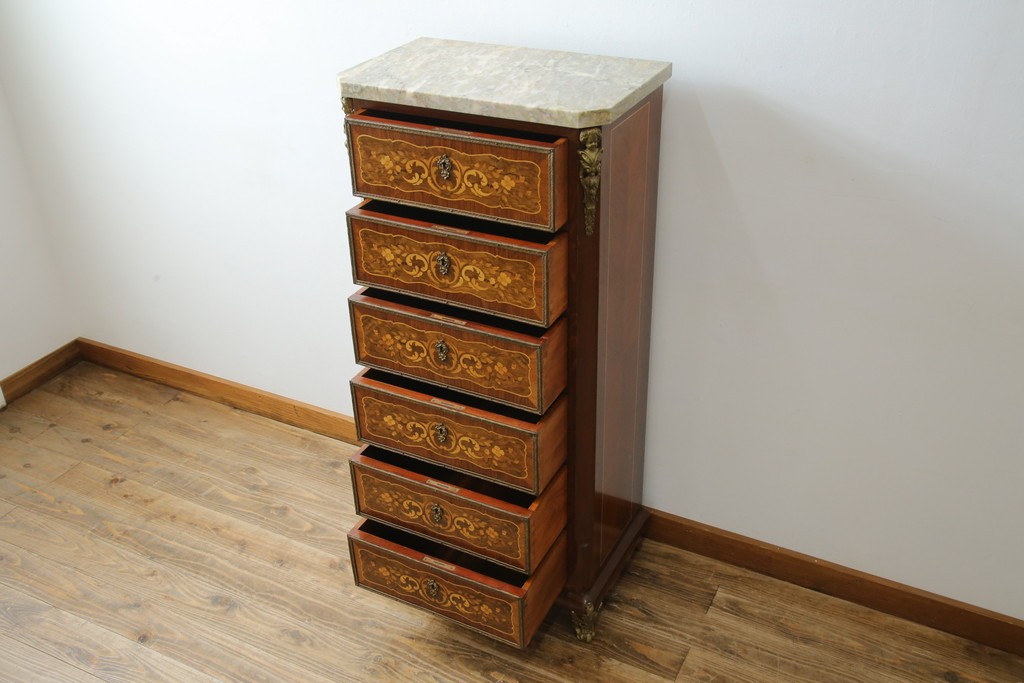ヨーロッパヴィンテージ　高級品　マリネール　装飾が美しいスペイン製の縦型チェスト　定価約70万円相当　(R-053486)