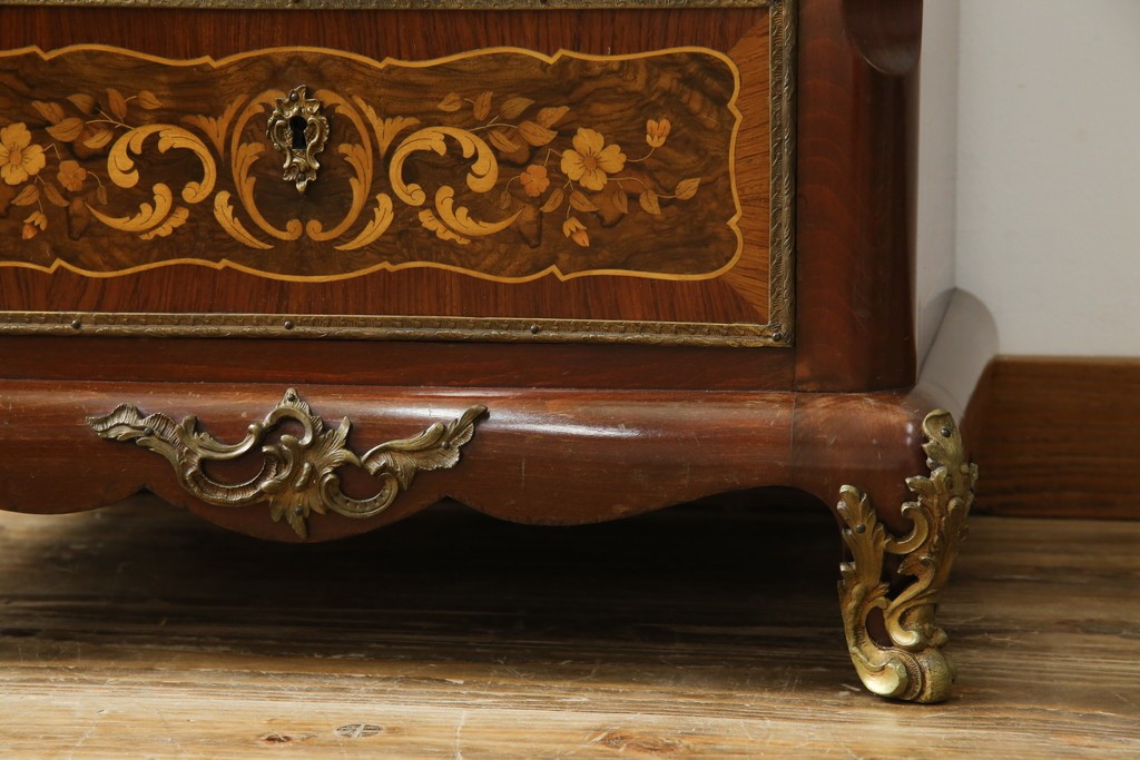 ヨーロッパヴィンテージ　高級品　マリネール　装飾が美しいスペイン製の縦型チェスト　定価約70万円相当　(R-053486)