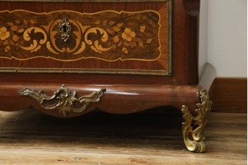 ヨーロッパヴィンテージ　高級品　マリネール　装飾が美しいスペイン製の縦型チェスト　定価約70万円相当　(R-053486)