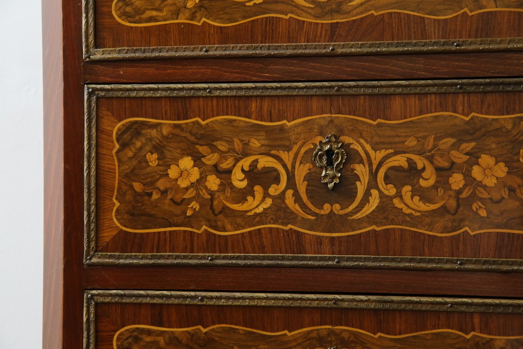 ヨーロッパヴィンテージ　高級品　マリネール　装飾が美しいスペイン製の縦型チェスト　定価約70万円相当　(R-053486)