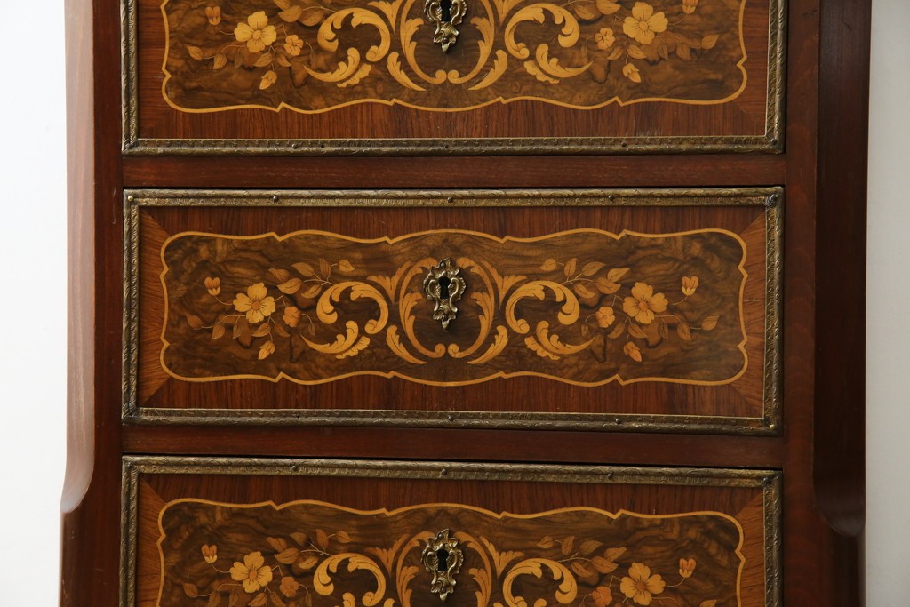 ヨーロッパヴィンテージ　高級品　マリネール　装飾が美しいスペイン製の縦型チェスト　定価約70万円相当　(R-053486)