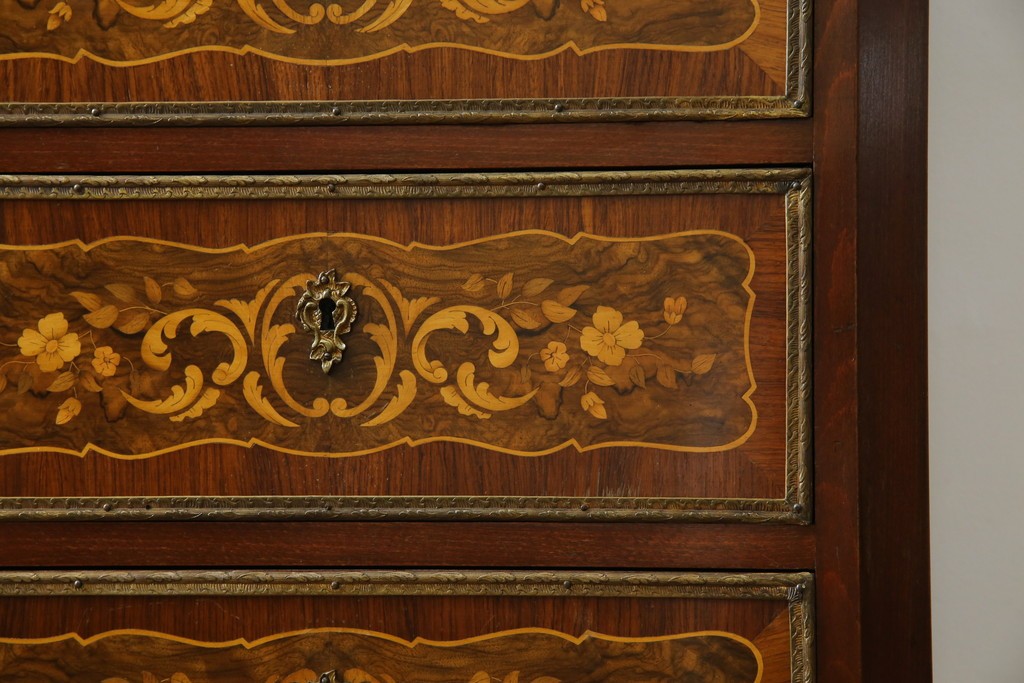 ヨーロッパヴィンテージ　高級品　マリネール　装飾が美しいスペイン製の縦型チェスト　定価約70万円相当　(R-053486)