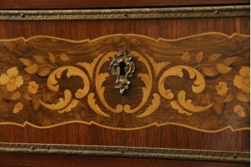 ヨーロッパヴィンテージ　高級品　マリネール　装飾が美しいスペイン製の縦型チェスト　定価約70万円相当　(R-053486)